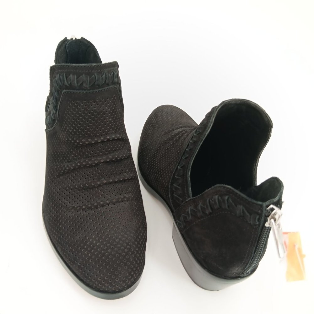 VINCE CAMUTO BLACK LEATHER BOOTIES SIZE 6.5M